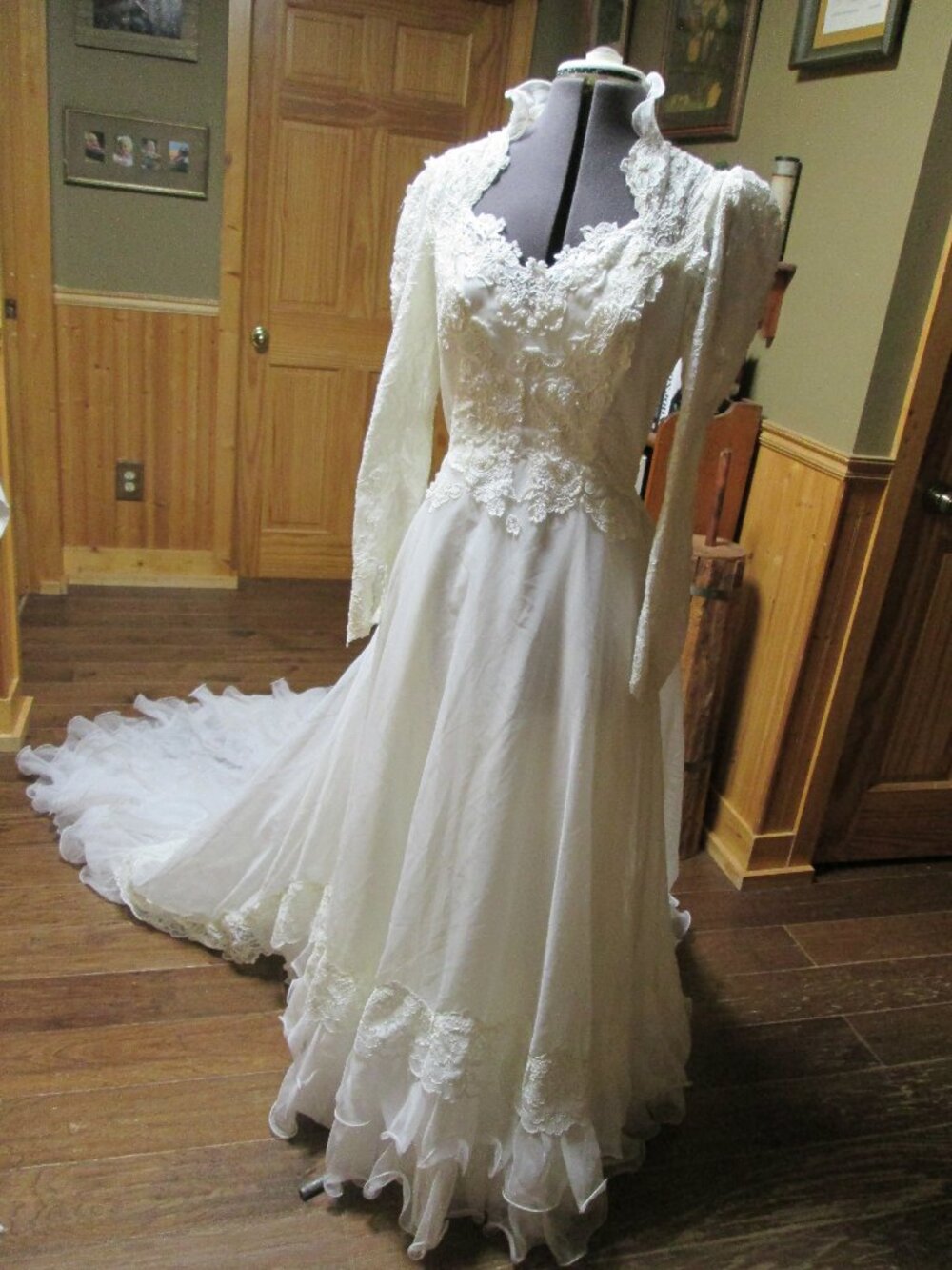 BOHO union md Wedding dress lace long train pearls covered buttons and VGUC s12